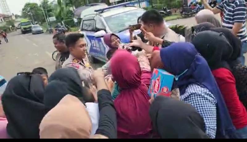 Satlantas Polres Muaro Jambi Berikan Minuman dan Snack Kepada Masyarakat Talang Duku yang Lakukan Aksi Damai Perbaiki Jalan. FOTO : Humas PMJ