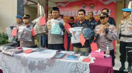 Kapolres Pasuruan Kota, Makung Ismoyo saat konferensi pers kasus penemuan mayat terbungkus karung di area pemakaman, di Pasuruan (28/6/23).(Dok. Humas Polres Pasuruan Kota/kompascom)