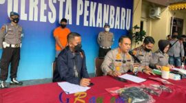 Kapolresta Pekanbaru Kombes Dr. Pria Budi, S.I.K., M.H Menyampaikan Penangkapan Kurir Narkoba Bersenjata di Pekanbaru. (foto: rizki ganda sitinjak/goriau.com)