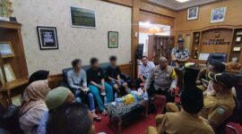Kapolres Sarolangun AKBP Imam Rachman Saat Menerima Penyerahan Ketiga Pelaku Pengeroyokan Tawuran Terjadi di Kantin di SMAN 4 Mandiangin di Mapolres Merangin. FOTO : HMS