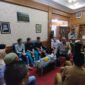 Kapolres Sarolangun AKBP Imam Rachman Saat Menerima Penyerahan Ketiga Pelaku Pengeroyokan Tawuran Terjadi di Kantin di SMAN 4 Mandiangin di Mapolres Merangin. FOTO : HMS