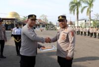 Kapolres Tanjab Barat AKBP Maulia Kuswicaksono, S.I.K., M.H., saat memberikan penghargaan kepada perwira berprestasi di Mapolres Tanjab Barat. Kegiatan ini menekankan pentingnya kinerja terukur dan dedikasi tanpa batas di tubuh Polri. (FOTO : Dok. Humas Res Tjb)