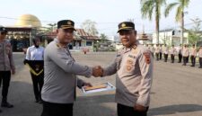 Kapolres Tanjab Barat AKBP Maulia Kuswicaksono, S.I.K., M.H., saat memberikan penghargaan kepada perwira berprestasi di Mapolres Tanjab Barat. Kegiatan ini menekankan pentingnya kinerja terukur dan dedikasi tanpa batas di tubuh Polri. (FOTO : Dok. Humas Res Tjb)