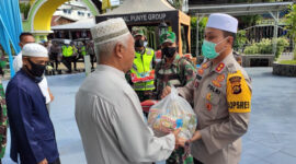 FOTO : Kapolres Tanjab Barat AKBP Guntur Saputro, S.IK, MH Memberikan Bantuan Sembako Pada Marbot Masjid Agung Al-Istiqamah Kuala Tungkal, Jumat (15/05/20)