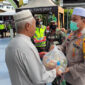 FOTO : Kapolres Tanjab Barat AKBP Guntur Saputro, S.IK, MH Memberikan Bantuan Sembako Pada Marbot Masjid Agung Al-Istiqamah Kuala Tungkal, Jumat (15/05/20)
