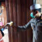 FOTO : Kapolres Tanjab Barat AKBP Guntur Saputro, S.IK, MH Saat Memberikan Bantuan Sembako Pada Salah Satu Warga Di Bedeng Jalan Panglima, Kamis malam (15/05/20)