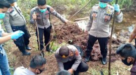 FOTO : Kapolres Tanjab Barat AKBP Guntur Saputro, SIK, MH saat Memimpin Olah TKP di Lokasi Penemuan Mayat Tinggal Tulang di RT 01 Desa Pematang Lumut, Kecamatan Betara, Kabupaten Tanjung Jabung Barat, Selasa (21/04/20).