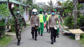 FOTO : Kapolres Tanjabbar AKBP Guntur Saputro Saat Kegiatan Monitoring, Pemberian Sembako, Himbauan Sekaligus Peninjauan ke Rumah OTG dan ODP di Jl. Harapan Kel. Tungkal Harapan Kec. Tungkal Ilir Kab. Tanjab Barat, Rabu (15/04/20)