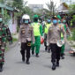 FOTO : Kapolres Tanjabbar AKBP Guntur Saputro Saat Kegiatan Monitoring, Pemberian Sembako, Himbauan Sekaligus Peninjauan ke Rumah OTG dan ODP di Jl. Harapan Kel. Tungkal Harapan Kec. Tungkal Ilir Kab. Tanjab Barat, Rabu (15/04/20)