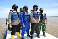Kapolres Tanjab Timur AKBP Andi Muhammad Ichsan Usman, SH, SIK Saat Pimpin Patroli Perairan Antisipasi Penyeludupan Minyak Goreng, Sabtu (19/3/22).