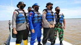 Kapolres Tanjab Timur AKBP Andi Muhammad Ichsan Usman, SH, SIK Saat Pimpin Patroli Perairan Antisipasi Penyeludupan Minyak Goreng, Sabtu (19/3/22).