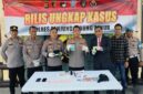 Kapolres Tanjung Jabung Timur AKBP Ade Candra, S.P., S.I.K. (tengah), menunjukkan barang bukti pil ekstasi dan sabu hasil tangkapan Satresnarkoba dalam konferensi pers di Mapolres Tanjab Timur, dengan mengamankan tiga orang tersangka serta menyita 178 butir ekstasi dan 3,76 gram sabu siap edar. (FOTO : HUMAS RES TANJAB TIMUR)