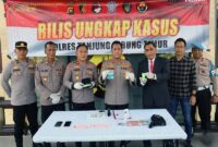 Kapolres Tanjung Jabung Timur AKBP Ade Candra, S.P., S.I.K. (tengah), menunjukkan barang bukti pil ekstasi dan sabu hasil tangkapan Satresnarkoba dalam konferensi pers di Mapolres Tanjab Timur, dengan mengamankan tiga orang tersangka serta menyita 178 butir ekstasi dan 3,76 gram sabu siap edar. (FOTO : HUMAS RES TANJAB TIMUR)
