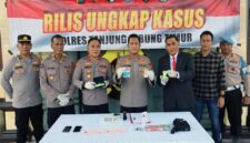 Kapolres Tanjung Jabung Timur AKBP Ade Candra, S.P., S.I.K. (tengah), menunjukkan barang bukti pil ekstasi dan sabu hasil tangkapan Satresnarkoba dalam konferensi pers di Mapolres Tanjab Timur, dengan mengamankan tiga orang tersangka serta menyita 178 butir ekstasi dan 3,76 gram sabu siap edar. (FOTO : HUMAS RES TANJAB TIMUR)