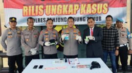 Kapolres Tanjung Jabung Timur AKBP Ade Candra, S.P., S.I.K. (tengah), menunjukkan barang bukti pil ekstasi dan sabu hasil tangkapan Satresnarkoba dalam konferensi pers di Mapolres Tanjab Timur, dengan mengamankan tiga orang tersangka serta menyita 178 butir ekstasi dan 3,76 gram sabu siap edar. (FOTO : HUMAS RES TANJAB TIMUR)
