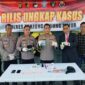 Kapolres Tanjung Jabung Timur AKBP Ade Candra, S.P., S.I.K. (tengah), menunjukkan barang bukti pil ekstasi dan sabu hasil tangkapan Satresnarkoba dalam konferensi pers di Mapolres Tanjab Timur, dengan mengamankan tiga orang tersangka serta menyita 178 butir ekstasi dan 3,76 gram sabu siap edar. (FOTO : HUMAS RES TANJAB TIMUR)