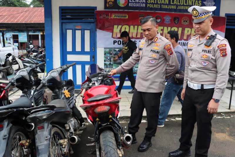 Kapolres Tanjab Timur AKBP Heri Supriawan, SIK dampingi oleh Kasat Lantas IPTU Agung Prasetyo, SIK di depan Kantor Satlantas Polres Tanjab Timur. FOTO : HMs