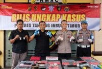 Polres Tanjung Jabung Timur memperlihatkan paket narkotika jenis sabu dan pil ekstasi siap edar yang berhasil disita dari tangan belasan pengedar narkoba. Operasi yang digelar selama hampir tiga pekan ini sukses membersihkan wilayah Tanjab Timur dari jaringan barang haram tersebut. (Foto: Humas Polres Tanjab Timur)