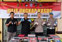 Polres Tanjung Jabung Timur memperlihatkan paket narkotika jenis sabu dan pil ekstasi siap edar yang berhasil disita dari tangan belasan pengedar narkoba. Operasi yang digelar selama hampir tiga pekan ini sukses membersihkan wilayah Tanjab Timur dari jaringan barang haram tersebut. (Foto: Humas Polres Tanjab Timur)