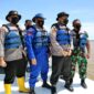 Kapolres Tanjab Timur AKBP Andi Muhammad Ichsan Usman, SH, SIK Saat Pimpin Patroli Perairan Antisipasi Penyeludupan Minyak Goreng, Sabtu (19/3/22).