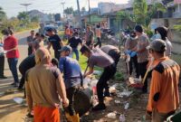Personel Polres Tanjung Jabung Timur bersama masyarakat saat Bersihkan Sampah di TPS di wilayah kawasan Kec. Sabak Barat, Kab. Tanjab Timur, Kamis (13/7/23). FOTO : Hms RTT