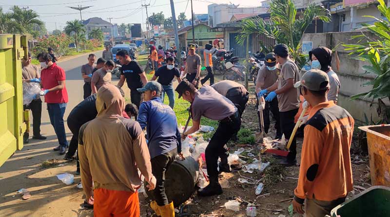 Personel Polres Tanjung Jabung Timur bersama masyarakat saat Bersihkan Sampah di TPS di wilayah kawasan Kec. Sabak Barat, Kab. Tanjab Timur, Kamis (13/7/23). FOTO : Hms RTT