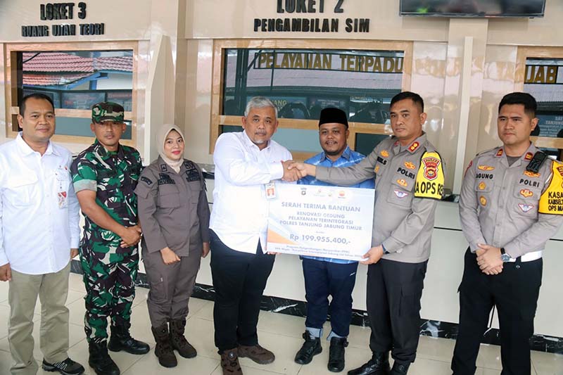 Field Manager PetroChina Jabung Rudy Hermawan Serahkan Bantuan Revonasi Gedung Pelayanan Terintegrasi Polres Tanjab Timur kepada Kapolres AKBP Heri Supriawan, S.I.K, Kamis (30/11/23). FOTO : Tim Media