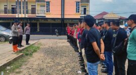 Kapolres AKBP Heri Supriawan, S.I.K., M.H Memberikan Arahan Kepada Personil yang Ditugaskan ke Lokasi Sengketa lahan di Parit 2 Desa Simpang Datuk Kecamatan Nipah Panjang Kabupaten Tanjab Timur. FOTO : HUMAS