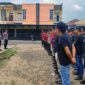Kapolres AKBP Heri Supriawan, S.I.K., M.H Memberikan Arahan Kepada Personil yang Ditugaskan ke Lokasi Sengketa lahan di Parit 2 Desa Simpang Datuk Kecamatan Nipah Panjang Kabupaten Tanjab Timur. FOTO : HUMAS