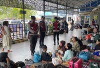 Personel Sat Samapta Polres Tanjab Barat saat berinteraksi dan memberikan imbauan keamanan kepada para penumpang di Pelabuhan Roro Kuala Tungkal, Sabtu (25/04/2026). Kegiatan ini bertujuan untuk memastikan keamanan barang bawaan dan kenyamanan masyarakat selama libur akhir pekan. (FOTO : Humas Res Tanjab Barat)