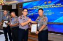 Kabid Humas Polda Jambi Kombes Pol. Erlan Munaji, S.I.K., M.H. (kiri) menyerahkan piagam penghargaan kepada Kasi Humas Polres Tanjab Barat Ipda Ucen Kasih (kanan) dalam acara Rakernis Bidhumas Polda Jambi. (FOTO : Dok. Istimewa Res Tanjabbar)
