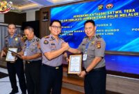 Kabid Humas Polda Jambi Kombes Pol. Erlan Munaji, S.I.K., M.H. (kiri) menyerahkan piagam penghargaan kepada Kasi Humas Polres Tanjab Barat Ipda Ucen Kasih (kanan) dalam acara Rakernis Bidhumas Polda Jambi. (FOTO : Dok. Istimewa Res Tanjabbar)