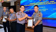 Kabid Humas Polda Jambi Kombes Pol. Erlan Munaji, S.I.K., M.H. (kiri) menyerahkan piagam penghargaan kepada Kasi Humas Polres Tanjab Barat Ipda Ucen Kasih (kanan) dalam acara Rakernis Bidhumas Polda Jambi. (FOTO : Dok. Istimewa Res Tanjabbar)