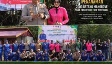 Dirpolairud Polda Jambi Kombes Pol Dhovan Oktavianton, Dirkrimum Polda Jambi Kombes Pol Jimmy Christian Samma, Kapolres Tanjab Barat AKBP Maulia Kuswicaksono, dan Dandim 0419/Tanjab Letkol Inf Zulhiardi foto bersama jajaran serta Bhayangkari usai aksi penanaman 2.000 batang mangrove dan penebaran 2.000 ekor bibit ikan di Kawasan Wisata Mangrove Pantai Kelapa, Desa Tungkal I, Tanjab Barat, Kamis (28/5/2026). Kegiatan ini digelar dalam rangka memperingati Hari Bhayangkara ke-80. (Foto: Dok. Humas Polres Tanjab Barat)