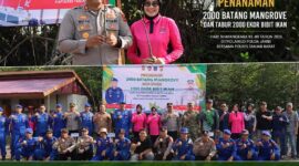 Dirpolairud Polda Jambi Kombes Pol Dhovan Oktavianton, Dirkrimum Polda Jambi Kombes Pol Jimmy Christian Samma, Kapolres Tanjab Barat AKBP Maulia Kuswicaksono, dan Dandim 0419/Tanjab Letkol Inf Zulhiardi foto bersama jajaran serta Bhayangkari usai aksi penanaman 2.000 batang mangrove dan penebaran 2.000 ekor bibit ikan di Kawasan Wisata Mangrove Pantai Kelapa, Desa Tungkal I, Tanjab Barat, Kamis (28/5/2026). Kegiatan ini digelar dalam rangka memperingati Hari Bhayangkara ke-80. (Foto: Dok. Humas Polres Tanjab Barat)