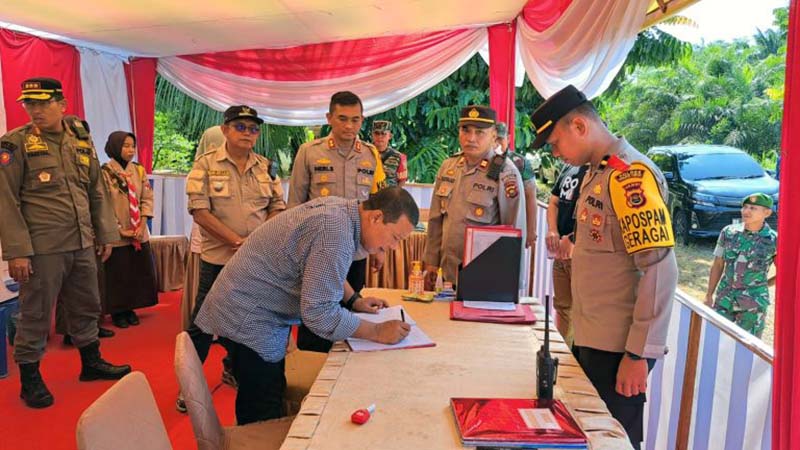 Bupati Tanjab Timur H. Romi Haryanto Mengisi Buku Tamu di Salah Satu Pos Yan dikunjungi, Jumat (21/4/23). FOTO : Hms RTT