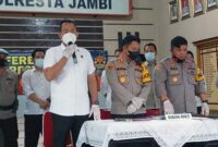 Kapolresta Jambi Kombes Pol Eko Wahyudi saat Mengelar Konferensi Pers di Mapolresta Jambi, Jumat (31/12/21). FOTO : BIN