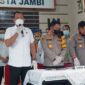 Kapolresta Jambi Kombes Pol Eko Wahyudi saat Mengelar Konferensi Pers di Mapolresta Jambi, Jumat (31/12/21). FOTO : BIN