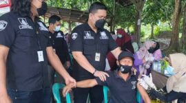 Unit Reskrim Polsek Kumpeh Ulu Gelar Akselerasi Vaksinasi dan Berikan Sembako di Mapolsek Kumpeh Ulu, Jumat (23/12/21). FOTO : Humas Polsek Kumpeh Ulu