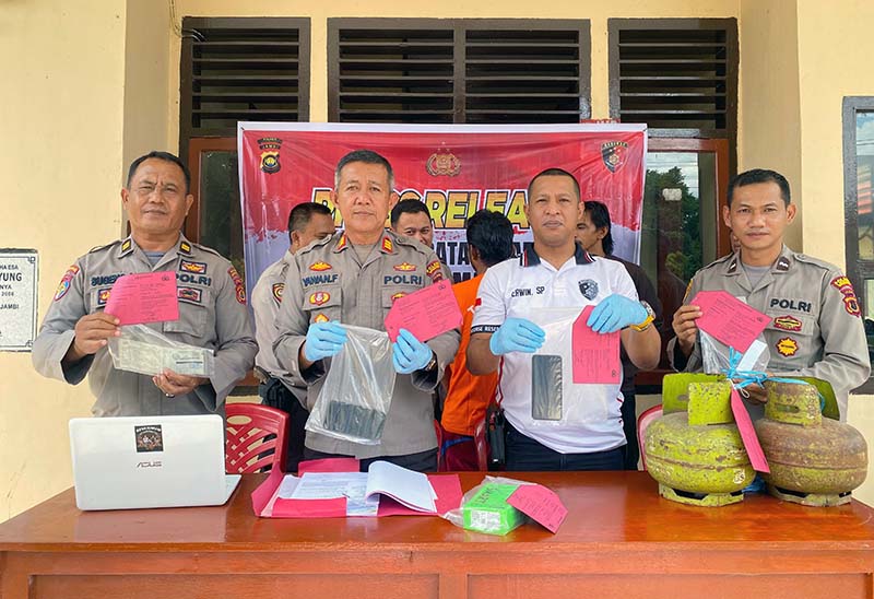 Kapolsek Pemayung AKP Yawan Feriandy SE saat Merilis Ungkap Kasus Tindak Pidana Pencurian dan Tindak Pidana Pemberatan, Selasa (04/06/2024). FOTO : Alam