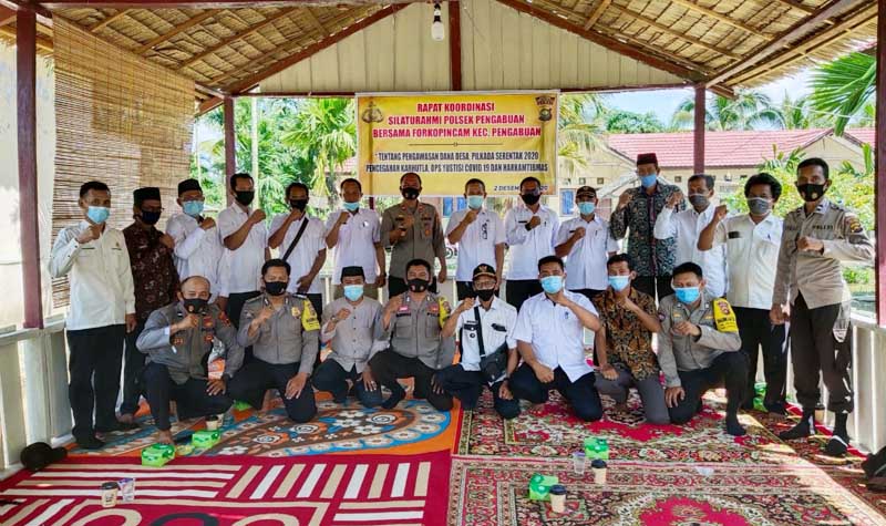 FOTO : Polsek Pengabuan menggelar Rapat Koordinasi Forkompincam dan Kades se Kecamatan Pengabuan, Rabu (02/12/20).