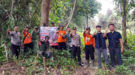 Kapolsek Tebing Tinggi Iptu Windy Trias Kumoro dan Tim saat menyosialisasikan larangan membuka lahan dengan cara dibakar, Kamis (17/8/23). FOTO : Humas