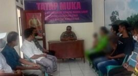 Kapolsek Tungkal Ilir IPTU Agung Heru Wibowo memimpin proses perdamaian antara korban dan terduga pelaku yang turut disaksikan Ibu, Warga, Ketua RT masing - masing dan BKTM, Selasa (31/5/22). Foto : lintastungkal