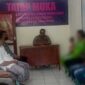 Kapolsek Tungkal Ilir IPTU Agung Heru Wibowo memimpin proses perdamaian antara korban dan terduga pelaku yang turut disaksikan Ibu, Warga, Ketua RT masing - masing dan BKTM, Selasa (31/5/22). Foto : lintastungkal