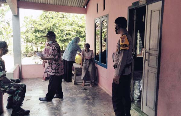 Kasubsektor Taman Rajo IPDA Wiwik Utomo, SE Saat Mendatangi Salah Satu Rumah Warga untuk di Vaksinasi di Desa Kemingking Dalam Kamis (25/11/21). FOTO : Humas PMJ