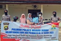 Dok. IPDA dr. Sarah Pimpin Penyerahan Bansos Menyambut Hari Polwan ke 74. [FOTO : Humaa PMJ]