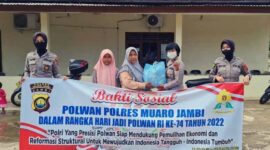 Dok. IPDA dr. Sarah Pimpin Penyerahan Bansos Menyambut Hari Polwan ke 74. [FOTO : Humaa PMJ]