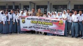 Polwan Polres Muaro Jambi Goes To School SMAN 2 Sengeti. FOTO : Humas PMJ