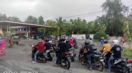 Antrian Panjang KendaraanTerjadi di POM Pembengis. FOTO : HB