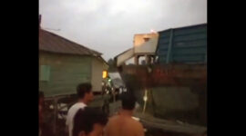 Kapal Tugboat Maju Daya 27 Tubruk Rumah dan Keramaba Warga di Sungai Batanghari. FOTO : Tangkapan Layar